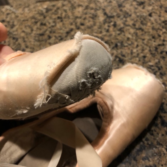 Old used pointe shoes - Picture 7 of 9